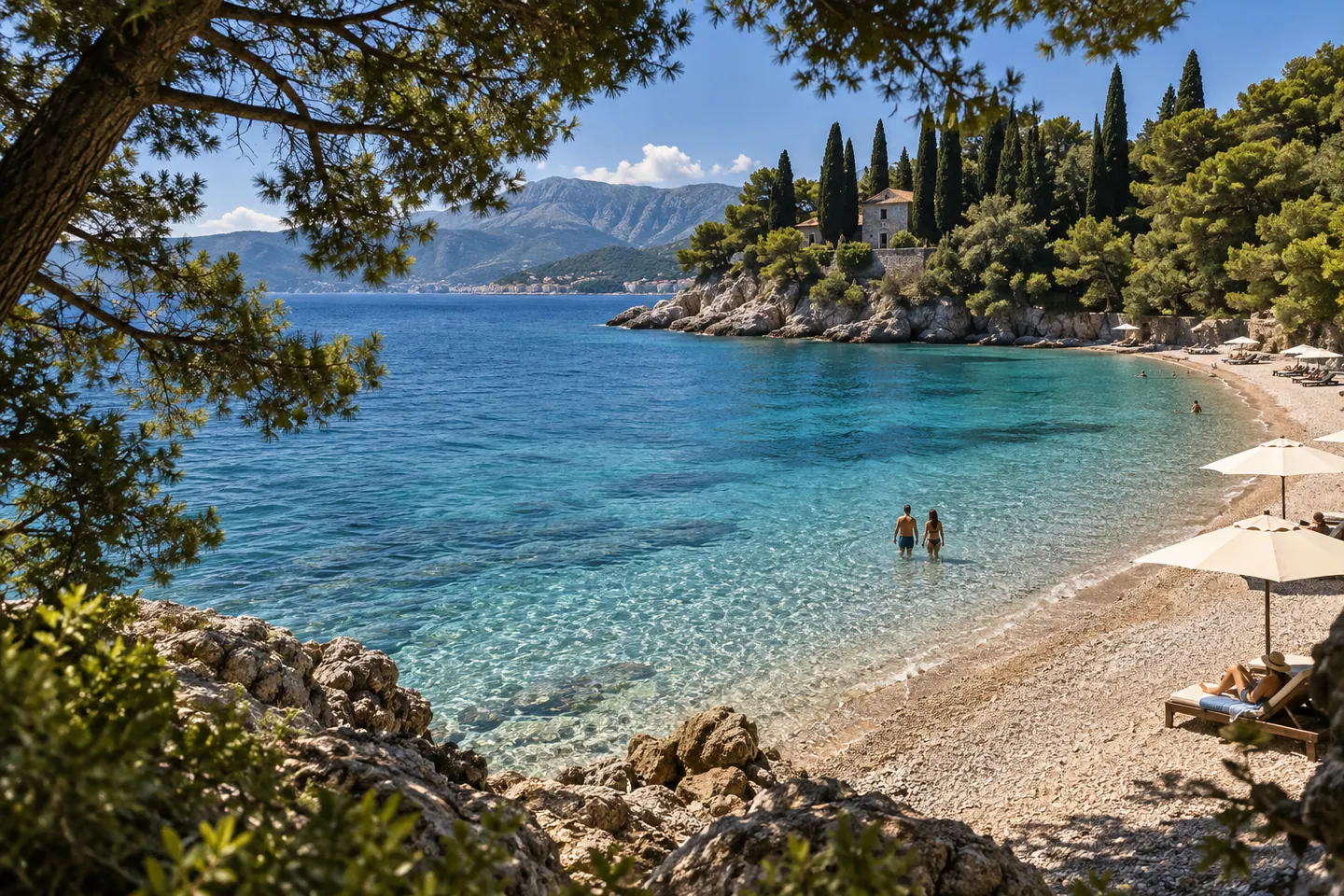 Uvala za kupanje inspirisana Kraljičinom plažom, okružena borovima i svetlim Jadranom