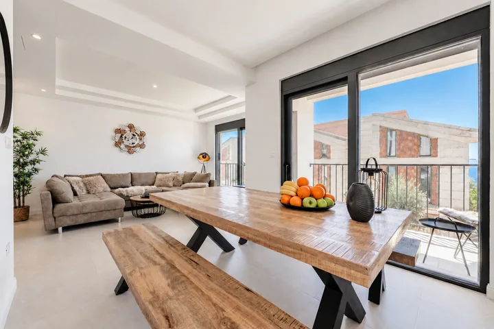 Dining area with large wooden table – Villa Lumina