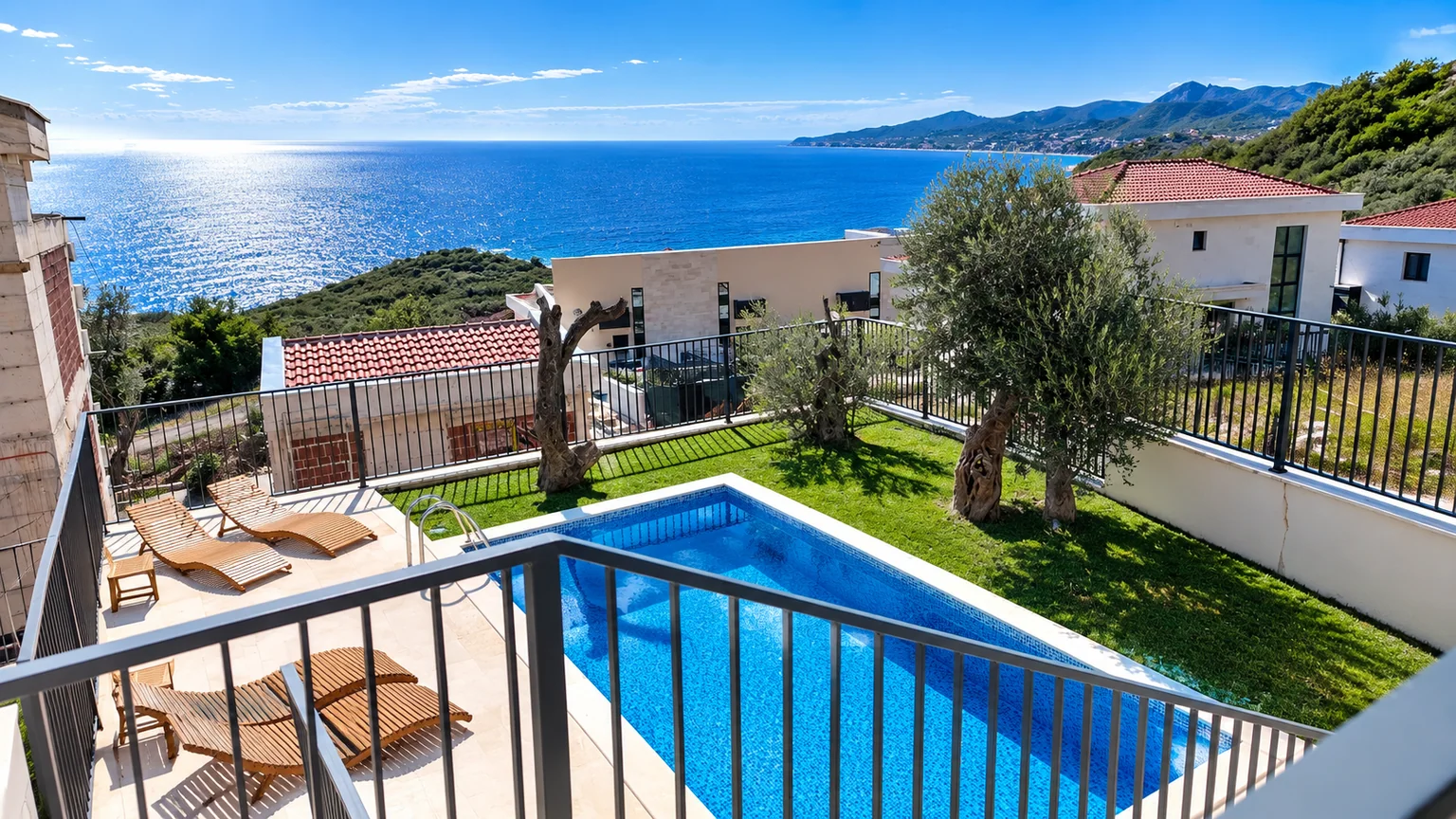Terasa pored bazena sa pogledom na Jadran – Villa Lumina