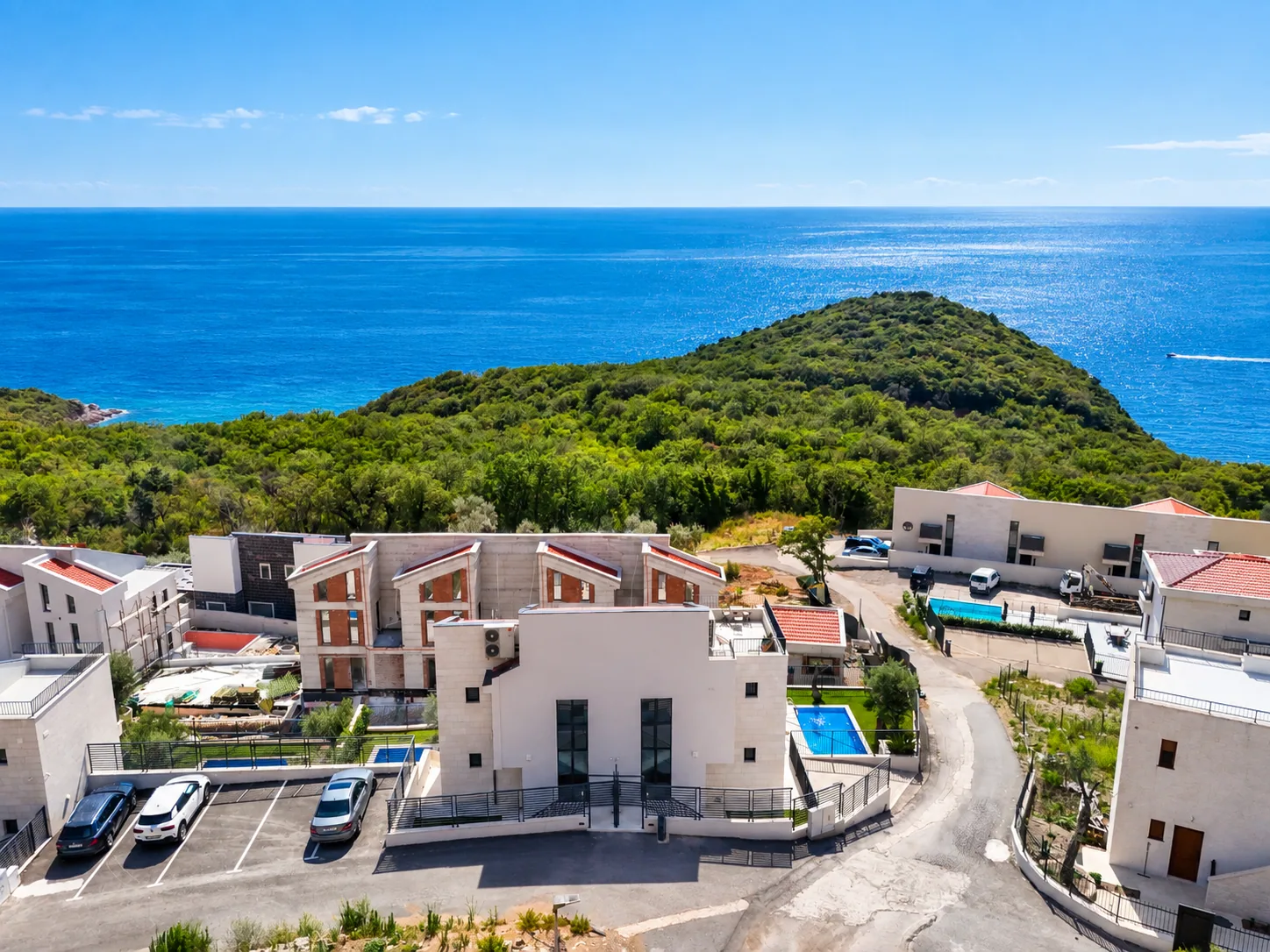 Pogled iz vazduha na kompleks vila i jadransku obalu – Villa MonteMare