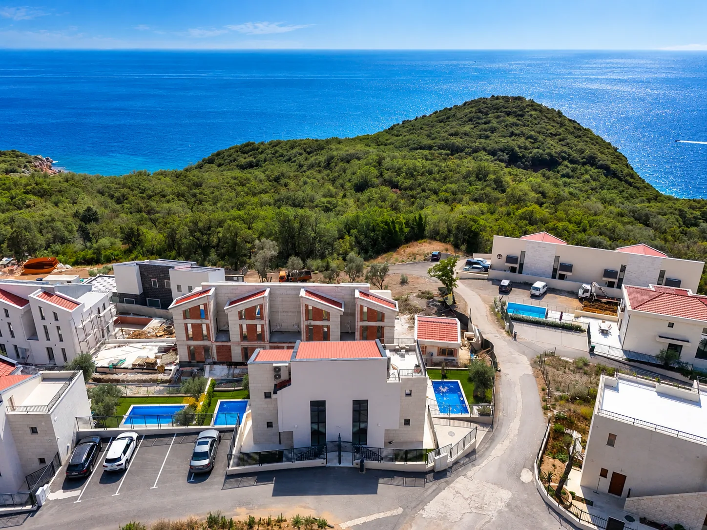Pogled iz vazduha na kompleks vila i jadransku obalu – Villa MonteMare