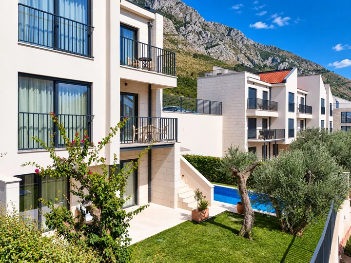 Exterior with pool and garden – Villa MonteMare