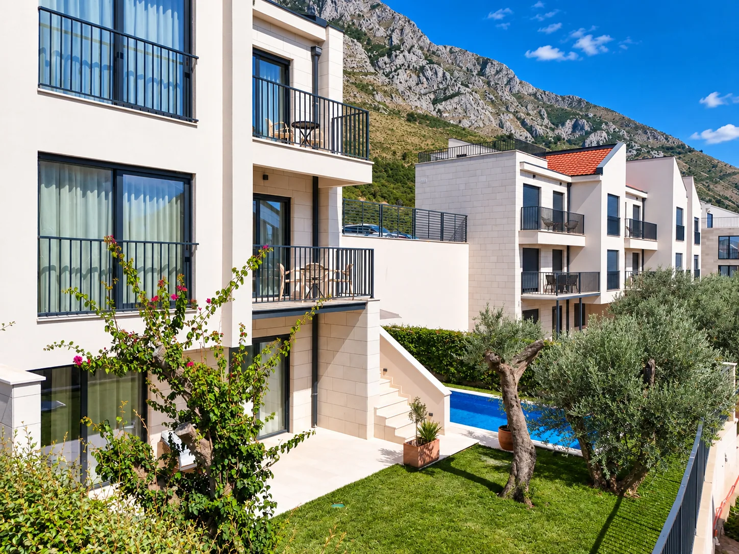 Eksterijer sa bazenom i baštom – Villa MonteMare