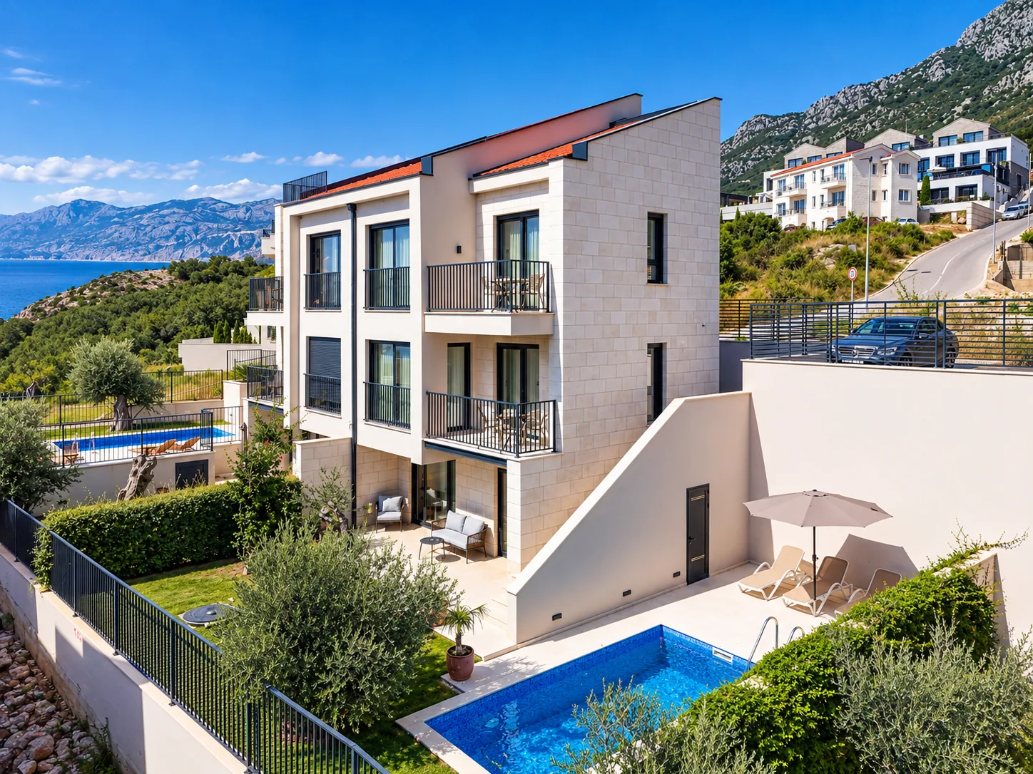 Eksterijer sa bazenom i baštom – Villa MonteMare