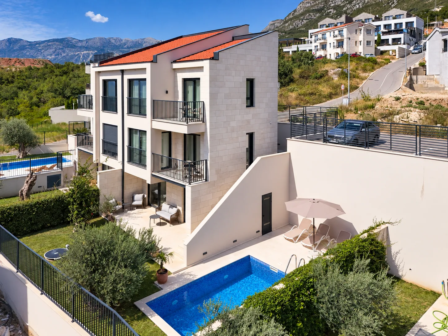 Eksterijer sa bazenom i baštom – Villa MonteMare