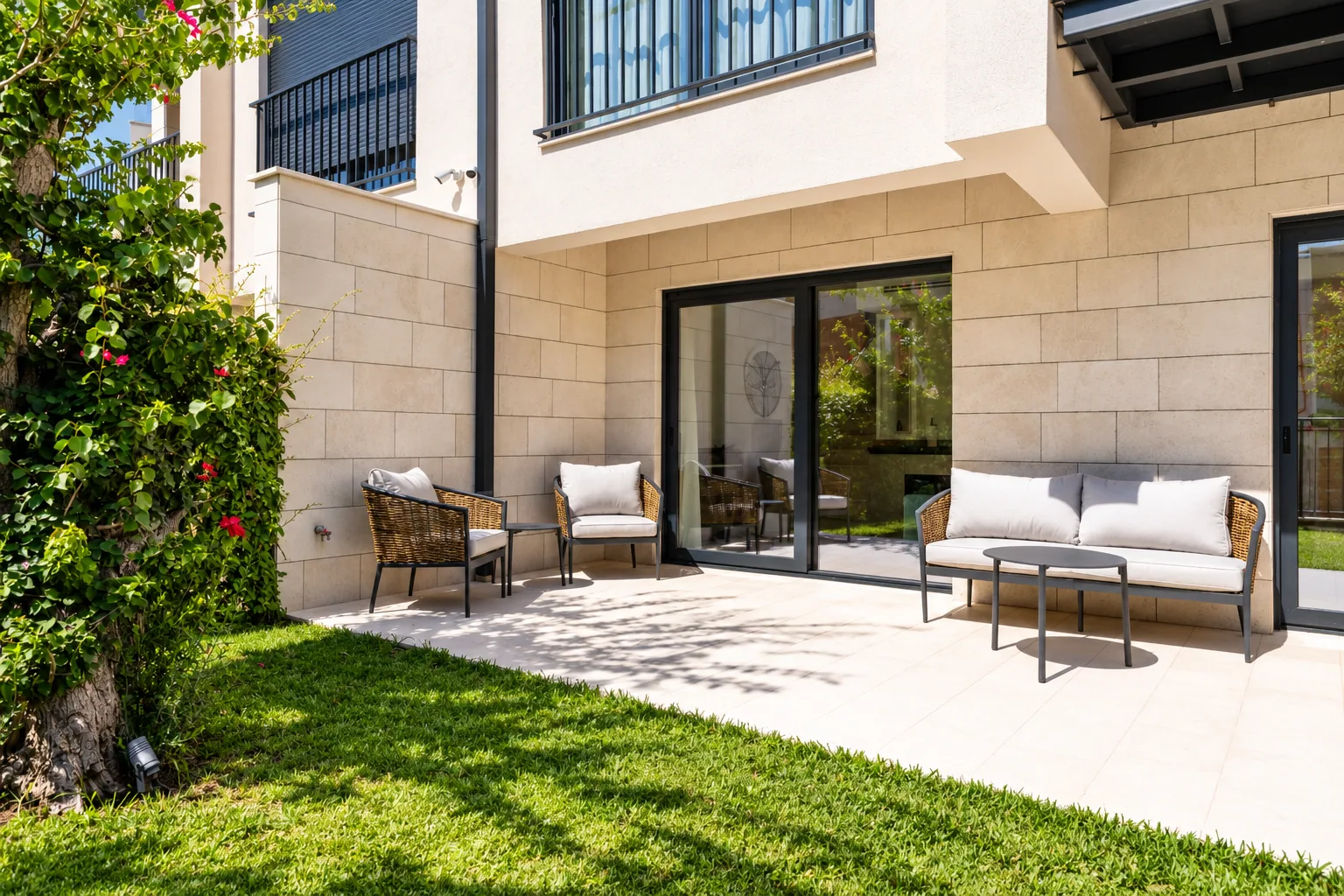 Zaklonjen prostor za sedenje pored bašte – Villa MonteMare