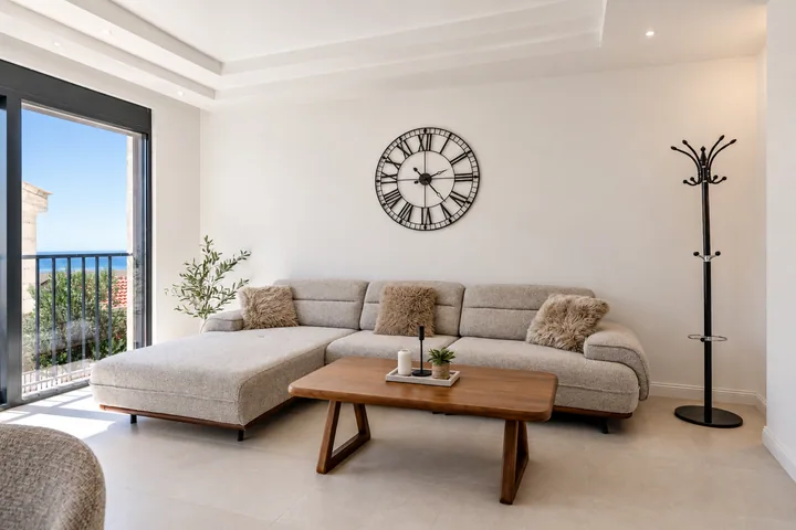 Bright living area with sofa – Villa MonteMare