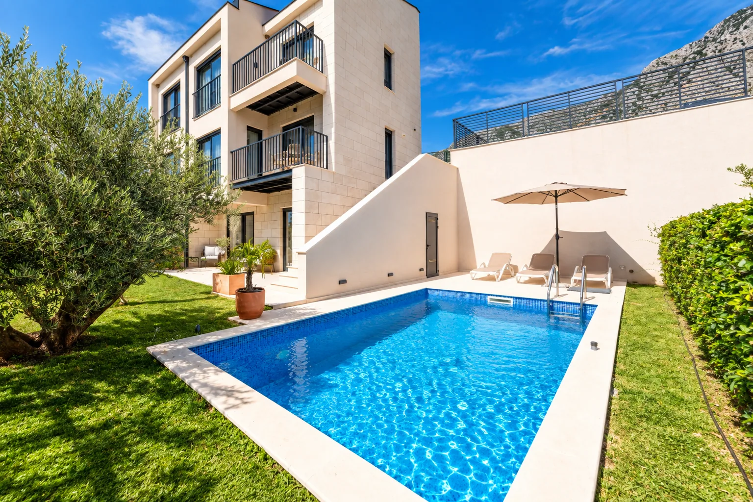 Privatni bazen i sunčana terasa – Villa MonteMare