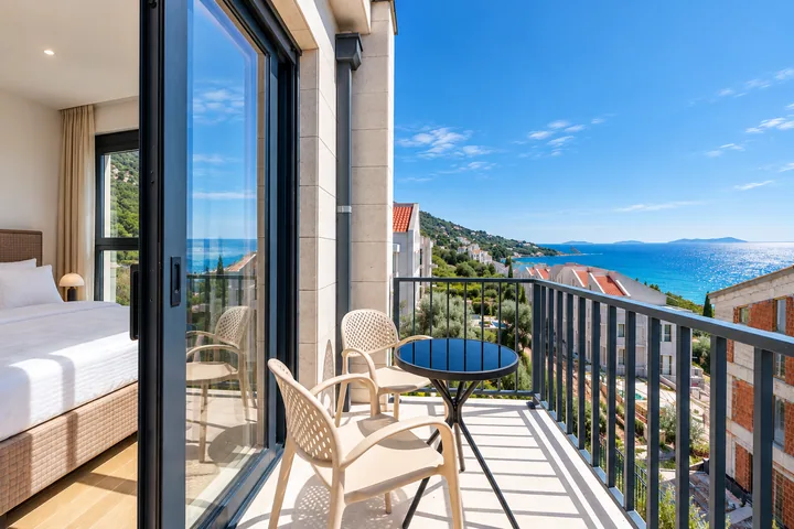 Balcony with seating and sea view – Villa MonteMare