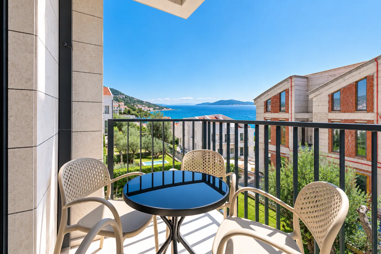 Balkon sa mestima za sedenje i pogledom na more – Villa MonteMare